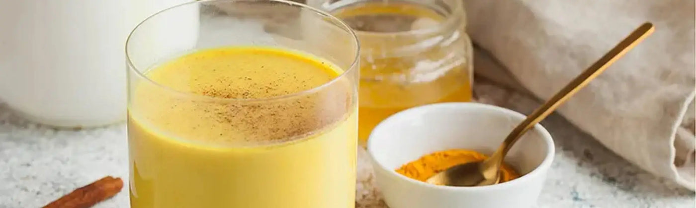 recette de moon milk à l'ashwagandha et au curcuma bio amoseeds specialiste des super aliments Bio