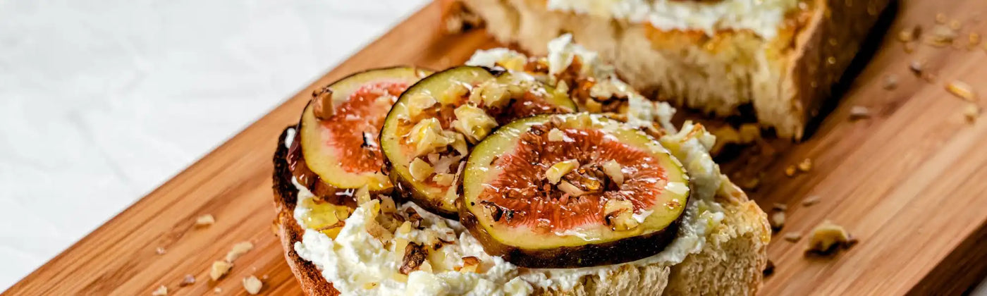 Recette de Tartines figues et ricotta au Miel de Manuka et Maïtaké Bio